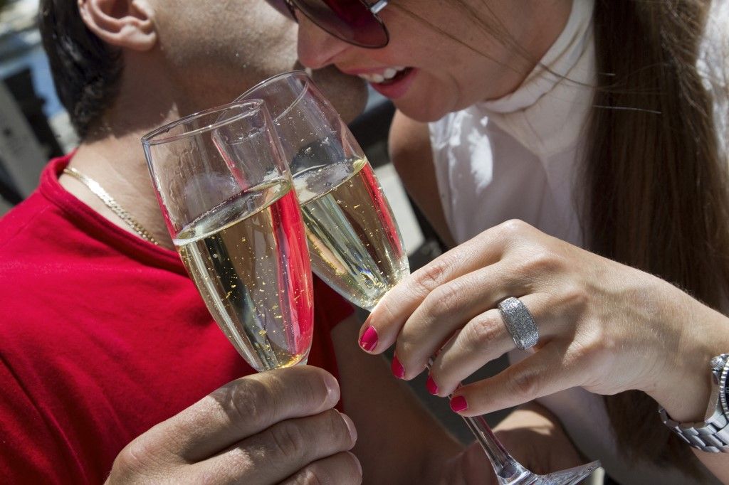 Egy pár két pohár aranyporos cavát tart egy elegáns étteremben Palma de Mallorcán. Ez egy olyan pezsgőszerű ital, amelyhez ehető aranyport kevernek, hogy látványos, luxust sugárzó hatást keltsen. Innen származik a pénzügyi megtévesztés? Fotó: Fotó: AFP PHOTO / JAIME REINA