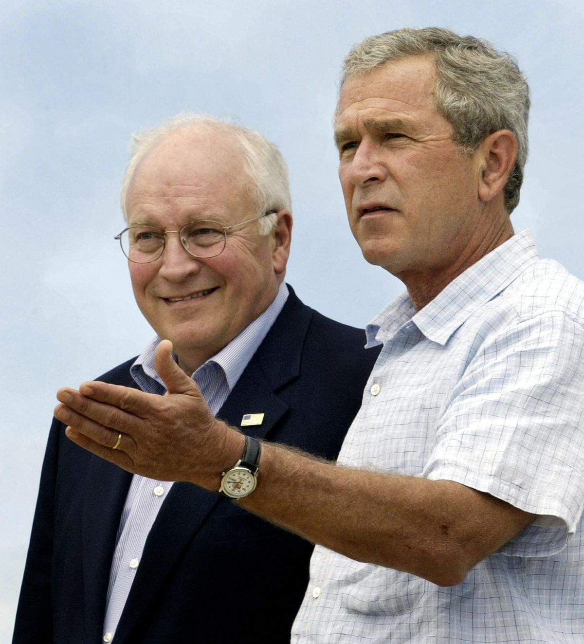 George W. Bush elnök és alelnöke, Dick Cheney újságíróknak nyilatkoznak Bush texasi birtokán, 2004 augusztusában.
