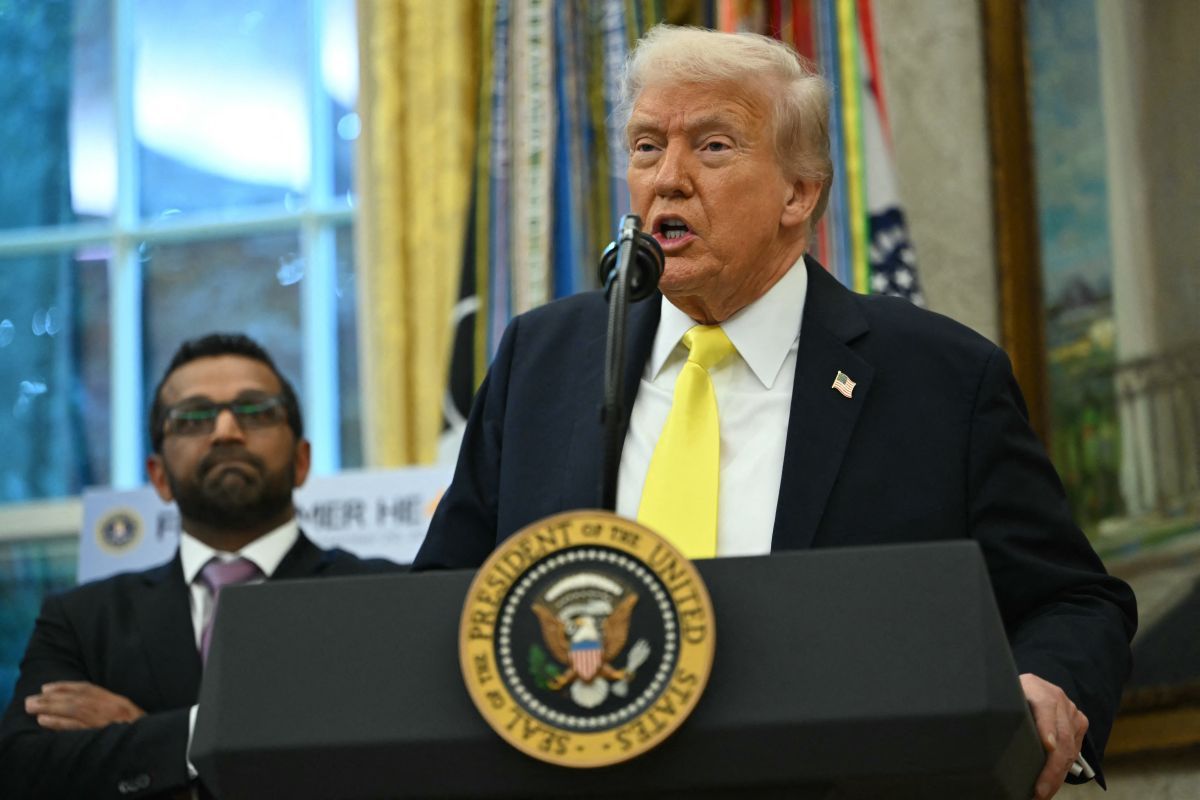 Donald Trump a Fehér Házban, a háttrében az FBI vezetője, Kash Patel