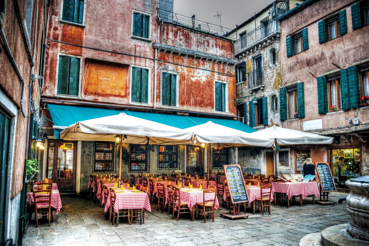 Restaurant,Tables,And,Chairs,In,A,Small,Square,In,Venice,