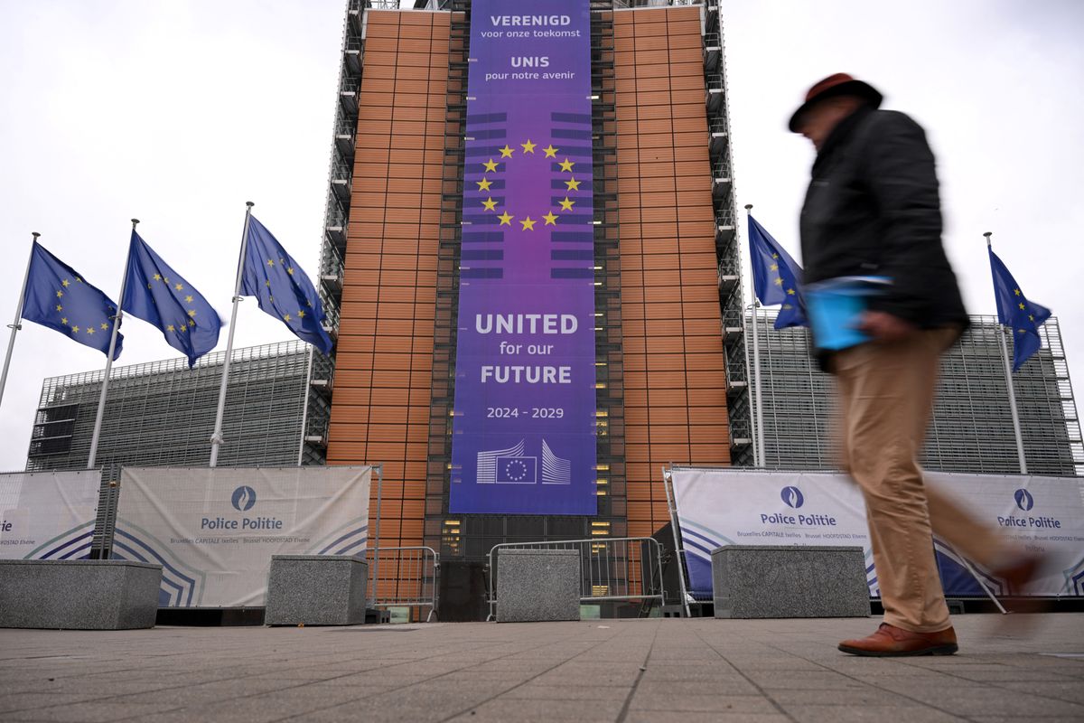 Az EU szív- és érrendszeri tervének részeként új adó sújthatja az ultrafeldolgozott, zsíros, cukros és sós élelmiszereket. Jelentős szigorítás jönne.