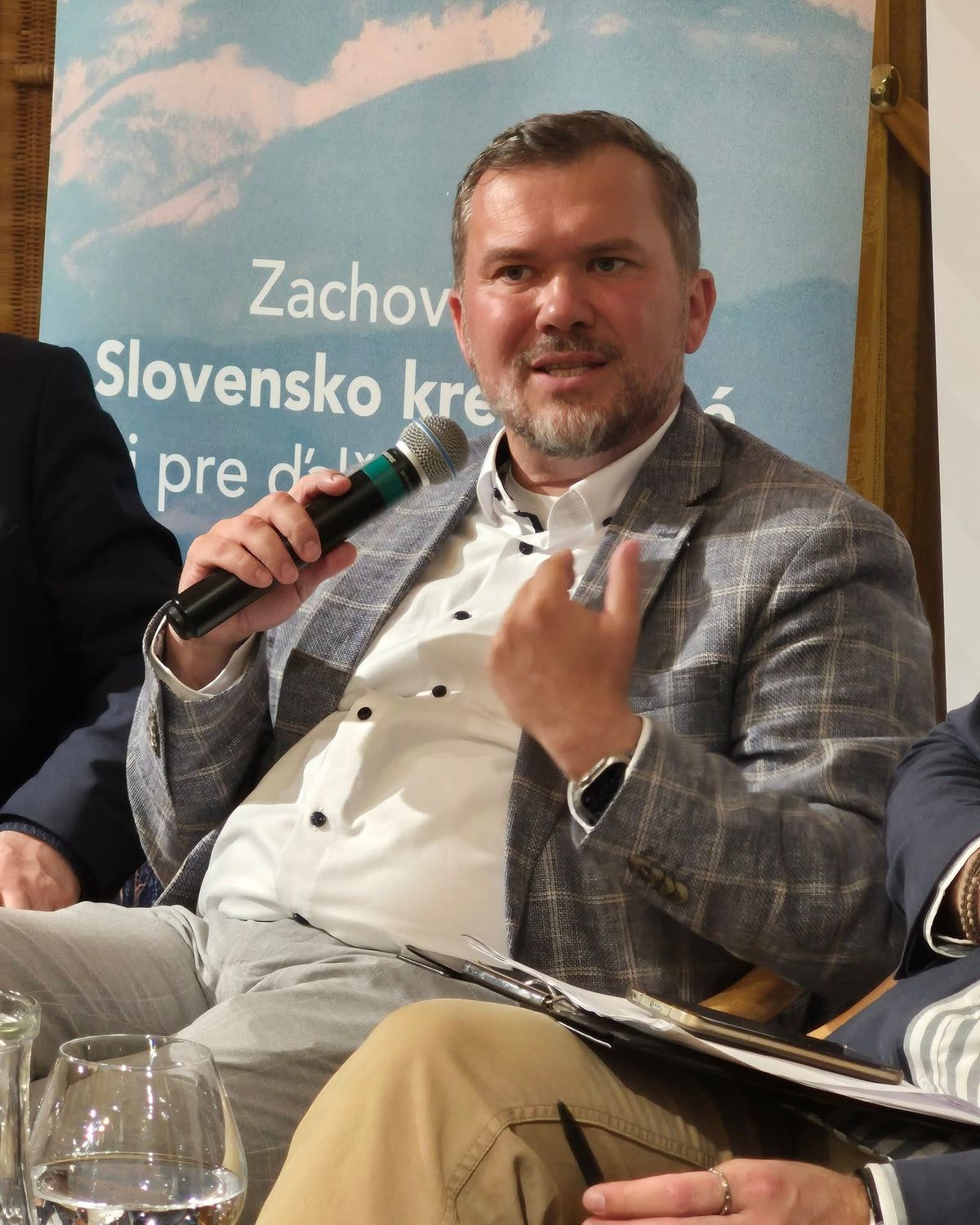 Viliam Karas szerint a módosítás megerősíti Szlovákia önrendelkezését a kulturális és etikai ügyekben.