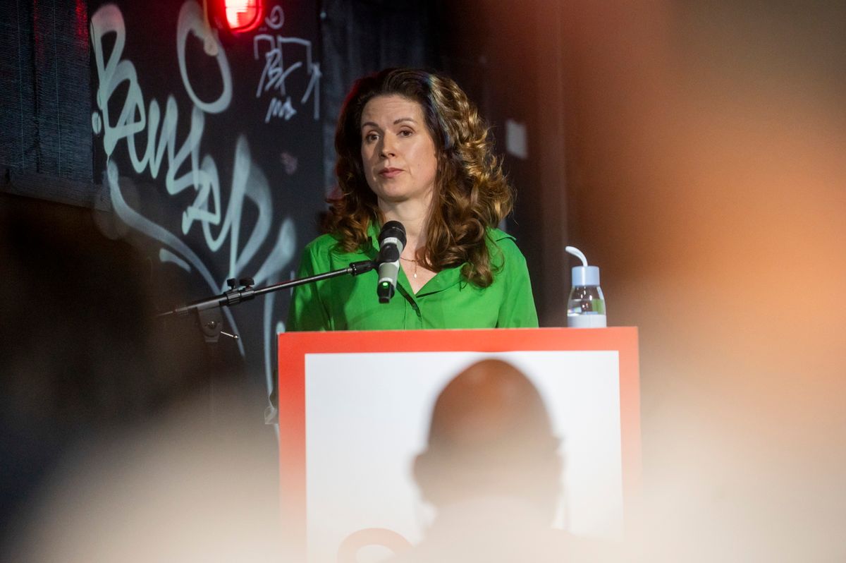 Tüttő Kata a Budapest Pride rendezvényhez kapcsolódó konferencián a Kazi Bárban 2025. június 27-én. Forrás: MTI