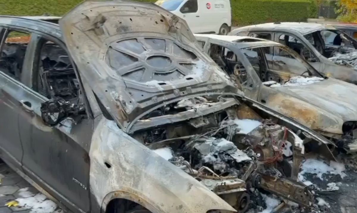 Baumann Bernd kiégett BMW-je és a mellette parkoló autók – Ismét lesújtott az Antifa