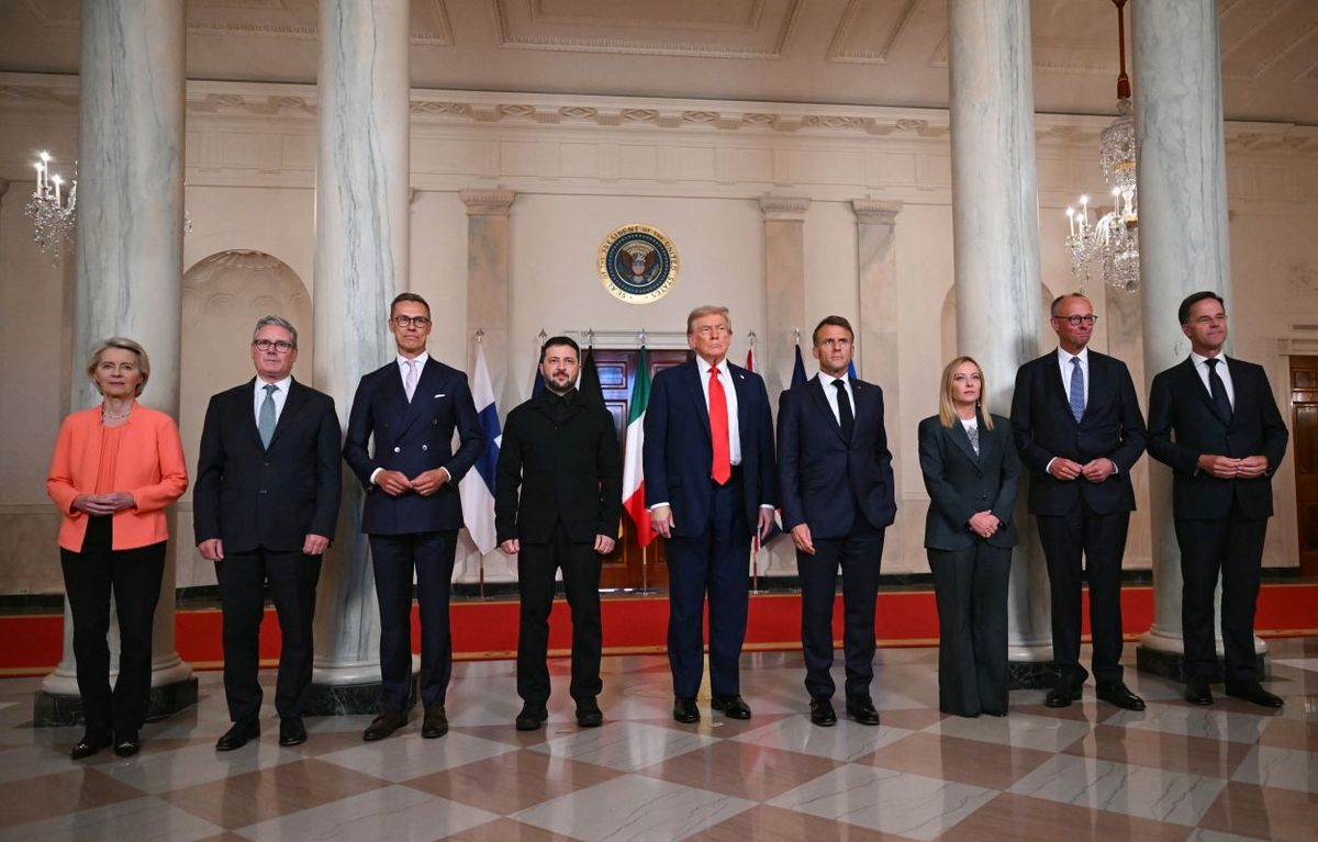 Volodimir Zelenszkij és a zömében háborúpárti európai vezetők a Fehér Házban – Donald Trumpnak látványosan elege lett a béke hátráltatóiból