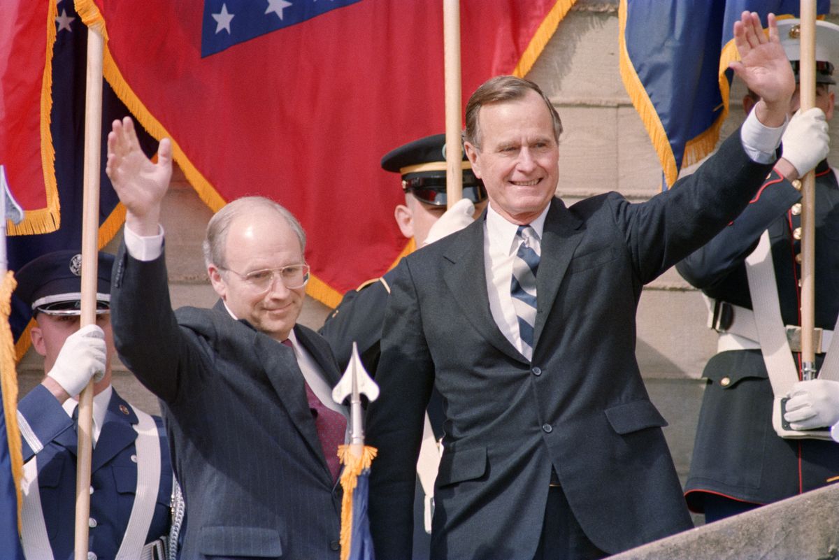 George H. W. Bush elnök és frissen beiktatott védelmi minisztere, Dick Cheney integetnek a Pentagon előtt 1989 márciusában.