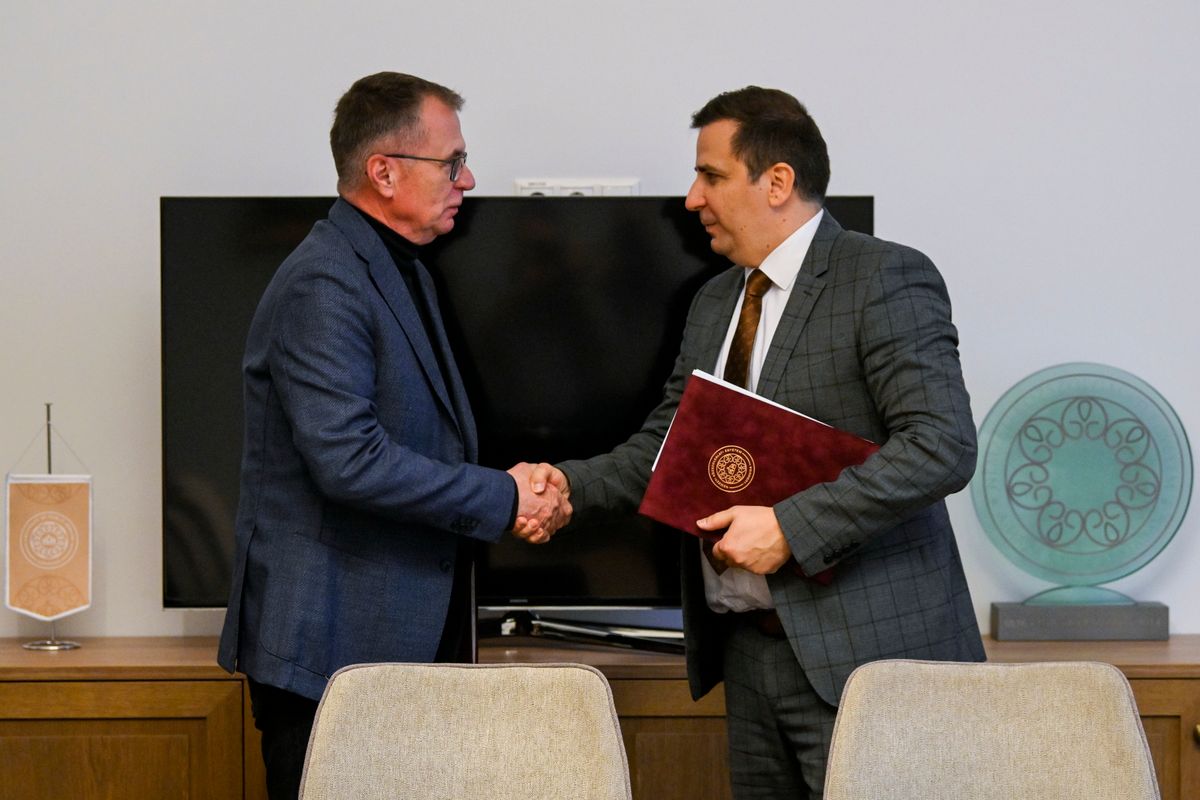 Horváth László, a kábítószer-kereskedelem felszámolásáért felelős kormánybiztos és Deli Gergely, a Nemzeti Közszolgálati Egyetem (NKE) rektora 2025. november 20-án.  Forrás: MTI