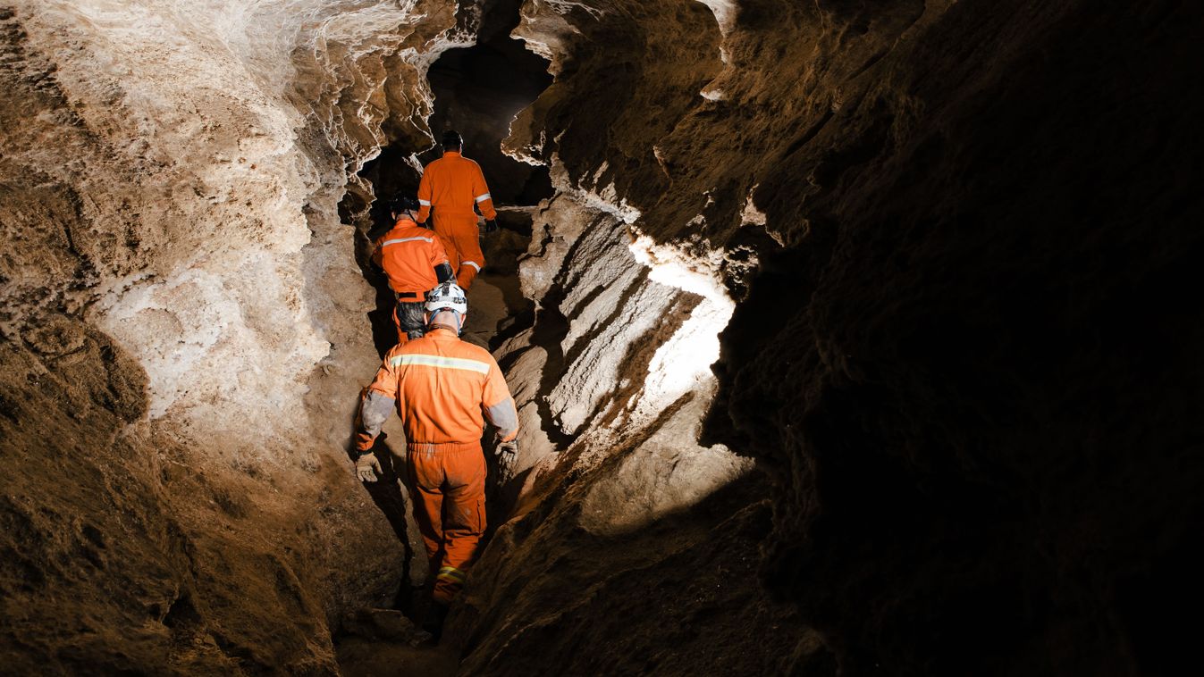 Száz méter mélyről mentettek ki egy barlangászt