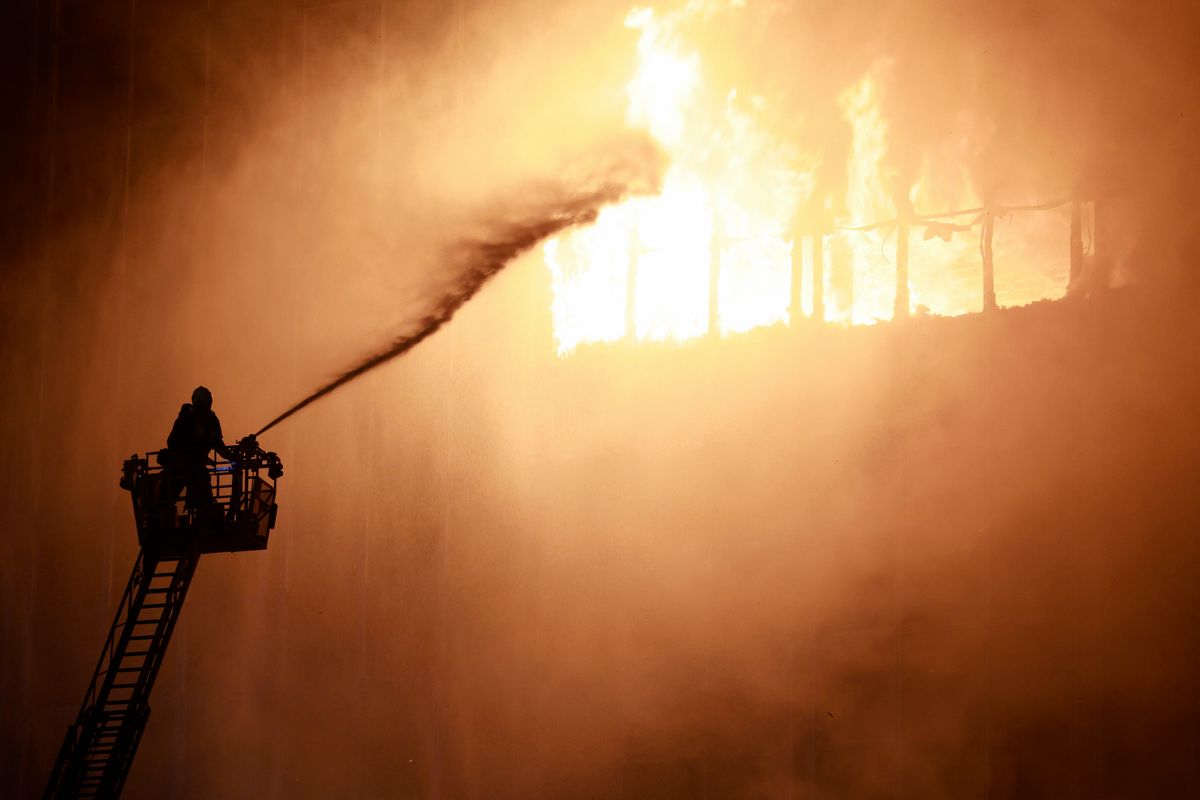 A zágrábi Vjesnik toronyban tűz pusztított. A 16 emeletes épület rommá égett, a hatóságok teljes kárképről beszélnek.