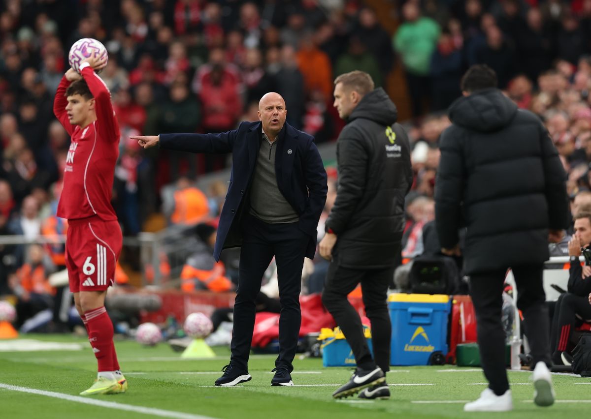 Kerkez Milos és Arne Slot, a Liverpool vezetőedzője