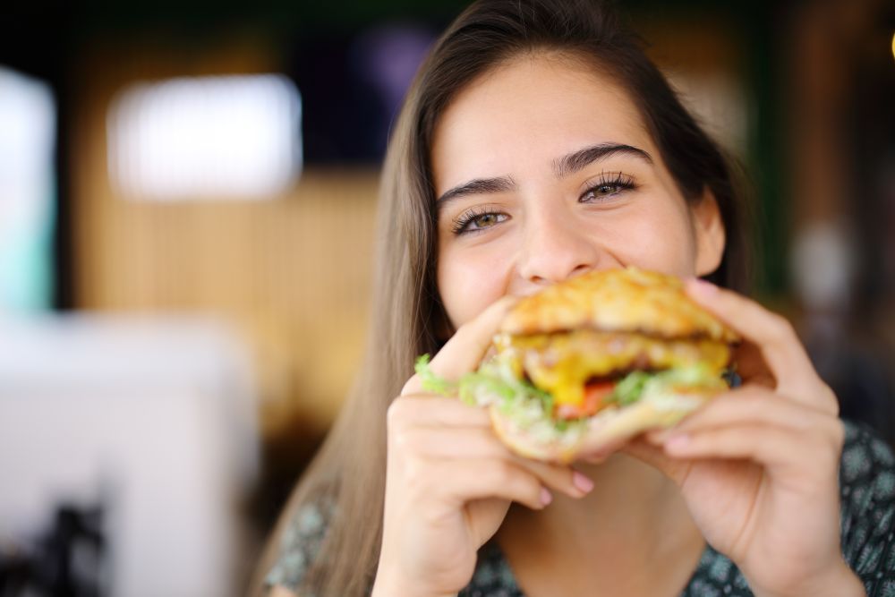 Kamasz az ebédlőasztalnál – aknamező az étkezés is, mit kezdjen vele a szülő?