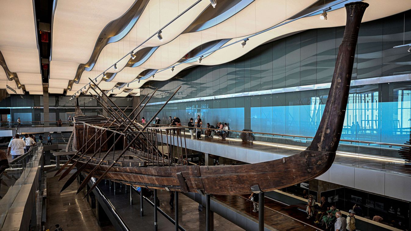 A látogatók is megnézhetik, hogyan restaurálják Hufu fáraó napbárkáját