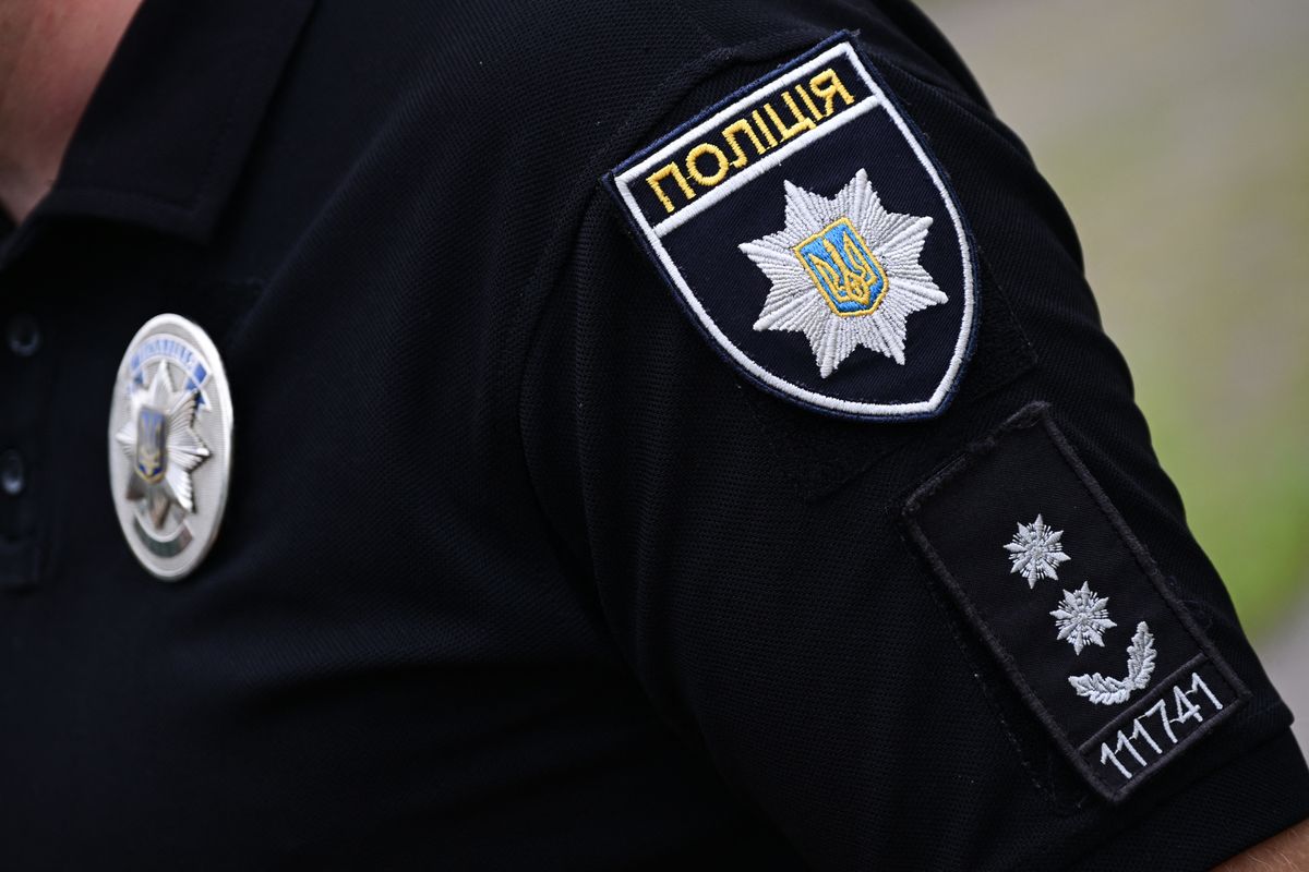 Egy ukrajnai édesanya késsel esett neki a toborzótisztnek, amikor fiát a sorozás elől próbálta menteni.