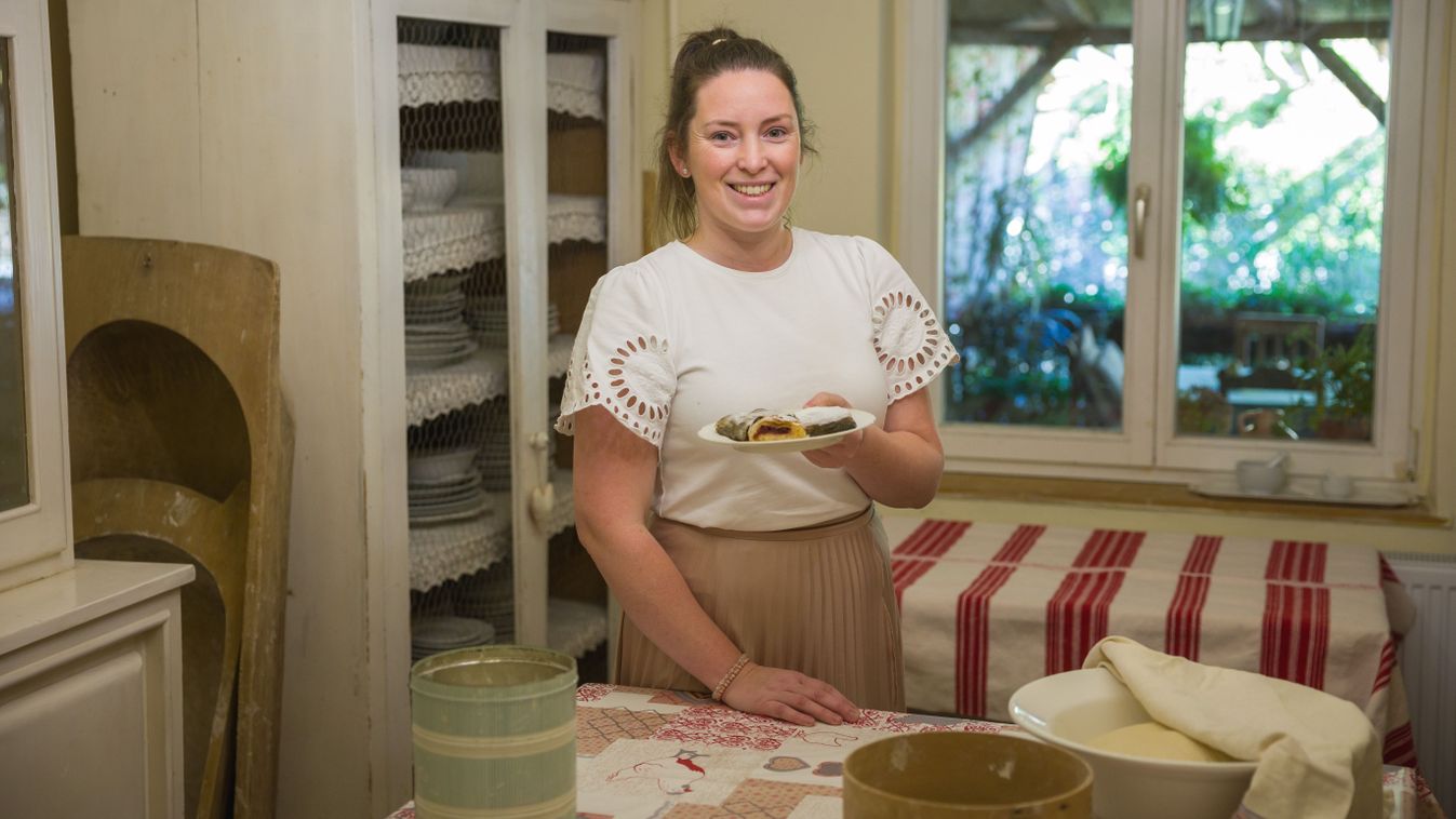 Hálát dagaszt a&nbsp;tésztába