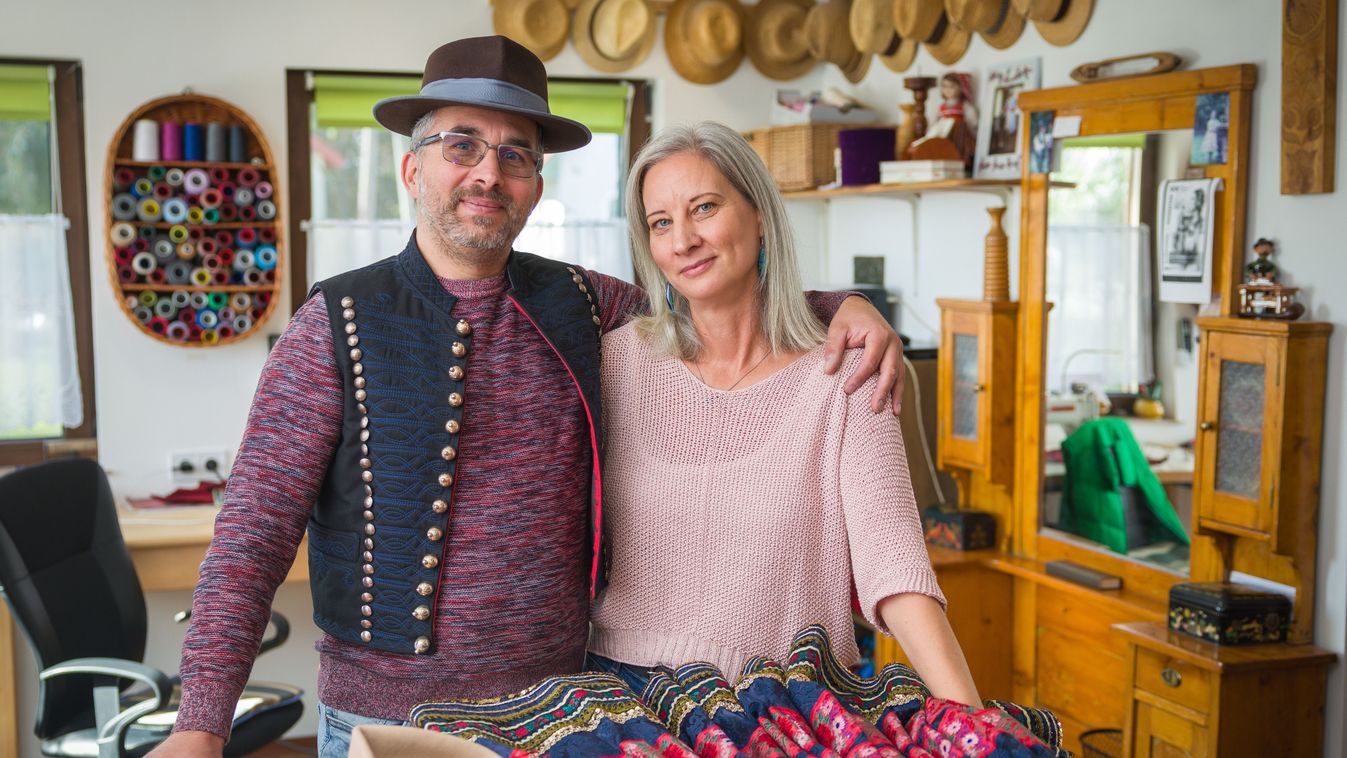 Viselet mellé kalap dukál