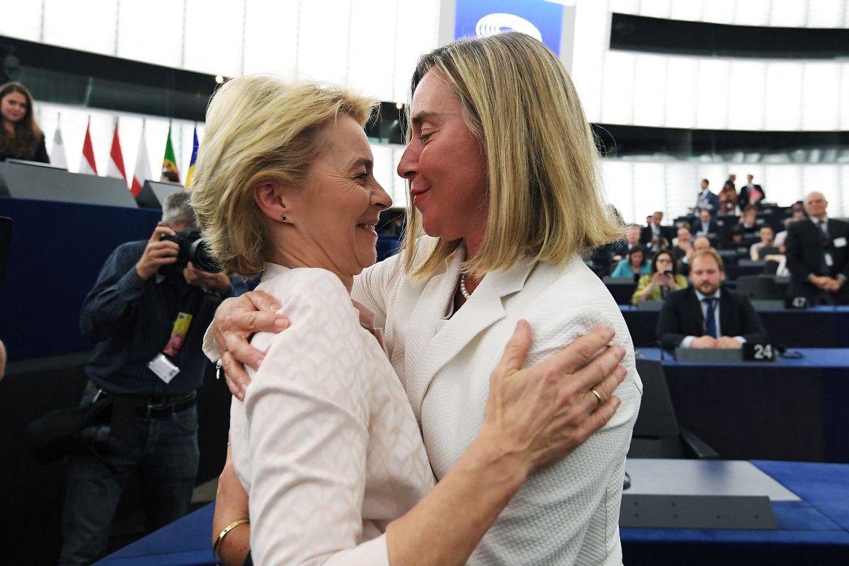 A nyilvános kedélyesség mögött egyre kínosabb kérdések gyűlnek: Mogherini korrupciós ügye miatt az EU vezetése látványosan zár össze.