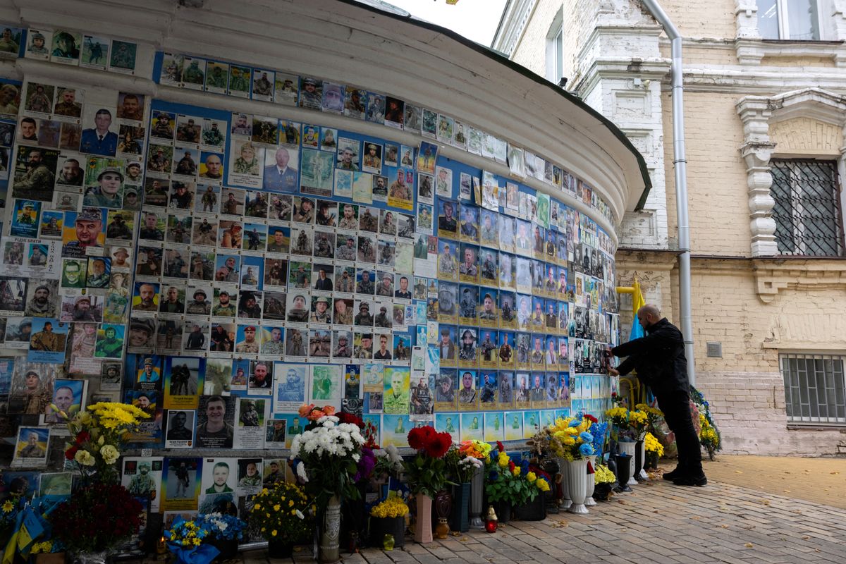 Ukrajna nemzeti emlékezete szelektív. Az öngyilkos katonák nevei hiányoznak az emlékművekről, családjaik pedig válaszok nélkül maradnak.