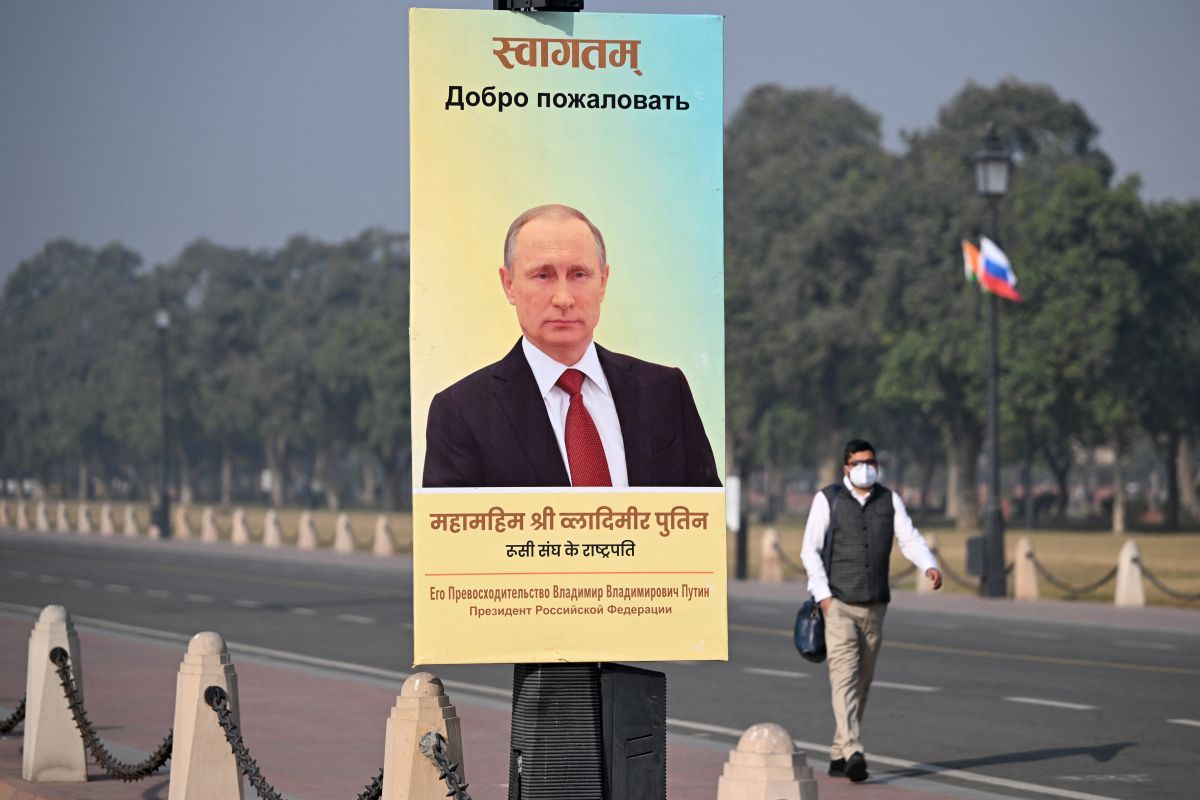 Újdelhi utcáit Putyin arcképe díszíti