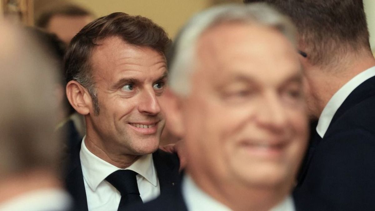 Óriási pofont kapott Macron: Orbánhoz szaladt segítségért, a fél ország rajta röhög