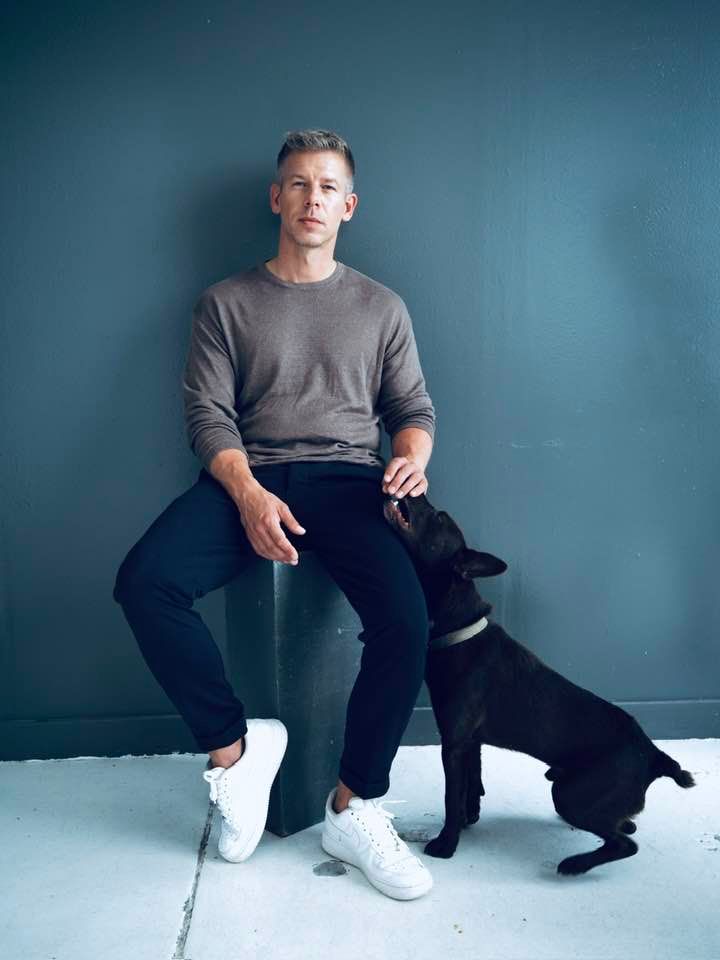 A képen még cukiskodott, most már kisállat-adót vetne ki - Forrás: Magyar Péter Facebook oldala