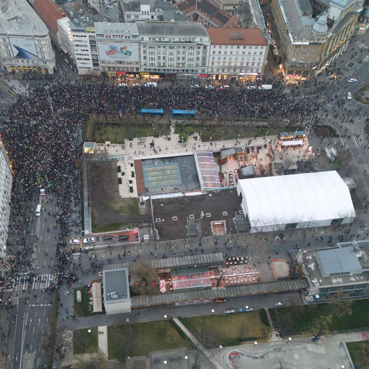 Miközben Brüsszel a háborús pszichózist fokozza, itthon a rekordkicsi tiszás tüntetés bizonyította, hol áll valójában a társadalmi támogatás.