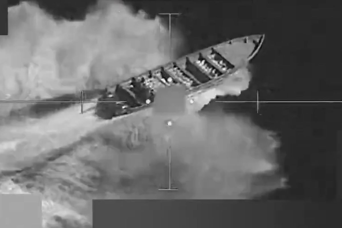 Egy dél-amerikai drogcsempész hajó, másodpercekkel azelőtt, hogy az Egyesült Államok hadseregének rakétája megsemmisítette a járművet – Donald Trump harcot hirdetett a kábítószercsempészek ellen