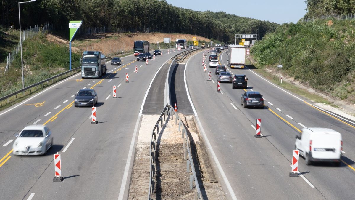 Az M1-es autópálya felújítási munkálatai miatti útterelés az Óbarok lehajtónál 2025. szeptember 22-én. Az M1-es autópálya 78 kilométer hosszan bővül kétszer három sávra az M0-s és a 94-es km-nél található Concó pihenő között. Ezen felül oldalanként egy-egy teljesértékű forgalmi sávként használható, intelligens leállósáv is épül. Fotó: MTI/Kocsis Zoltán
