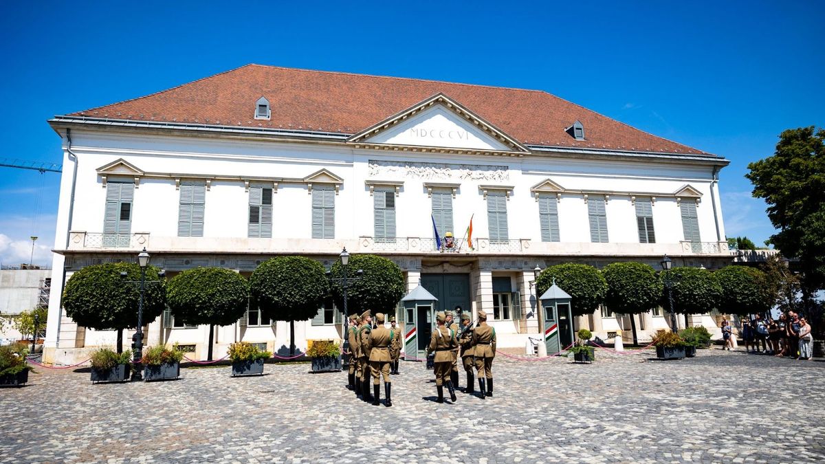 Kódexet lophatott a Sándor-palotából az a férfi, akinek az lett volna a dolga, hogy megakadályozza a lopásokat