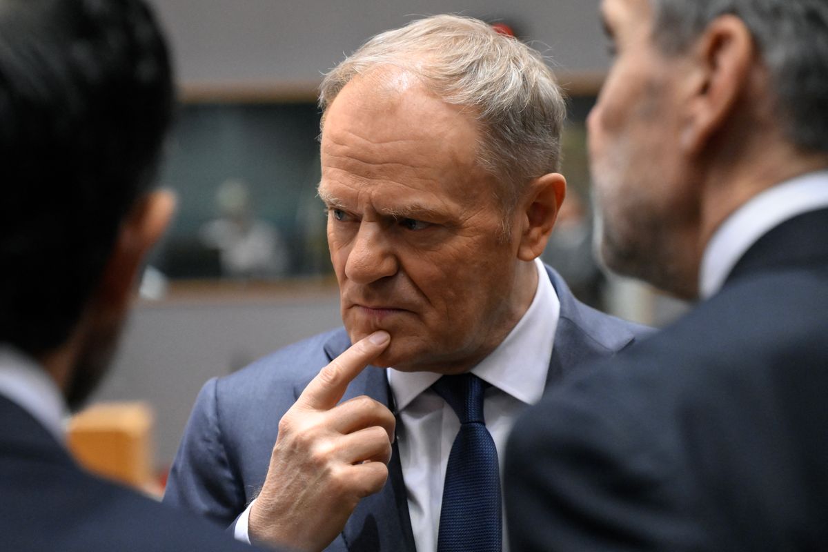 Tusk élesen bírálta Nawrockit a külpolitikai szerepvállalása miatt. Lengyelország G20 részvétele körüli vita nemzetközi szintre lépett.