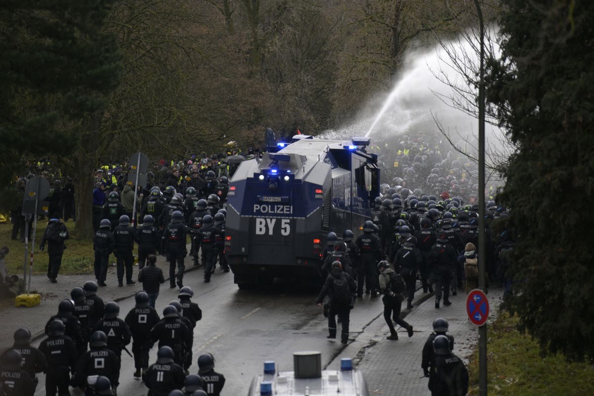 A rendőrség kénytelen volt vízágyút bevetni az antifa tagjai ellen, amiért élesen bírálták őket a baloldali pártok