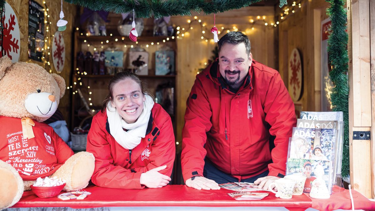 A csillogó adventi vásár közepén, a Katolikus Karitász faházánál derült ki, milyen drámai sorsok rejtőznek a karácsonyi fények mögött