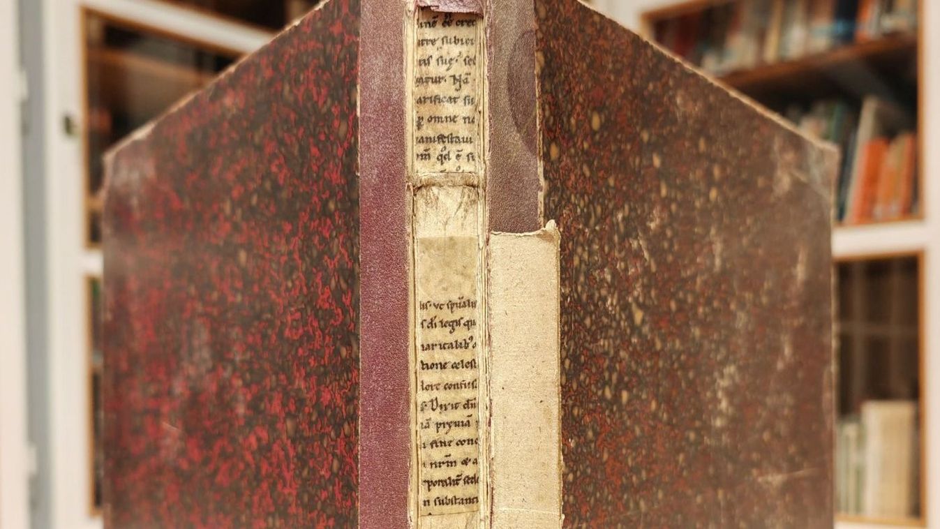 900 éves kódextöredékek kerültek elő a BME egyik könyvtárából