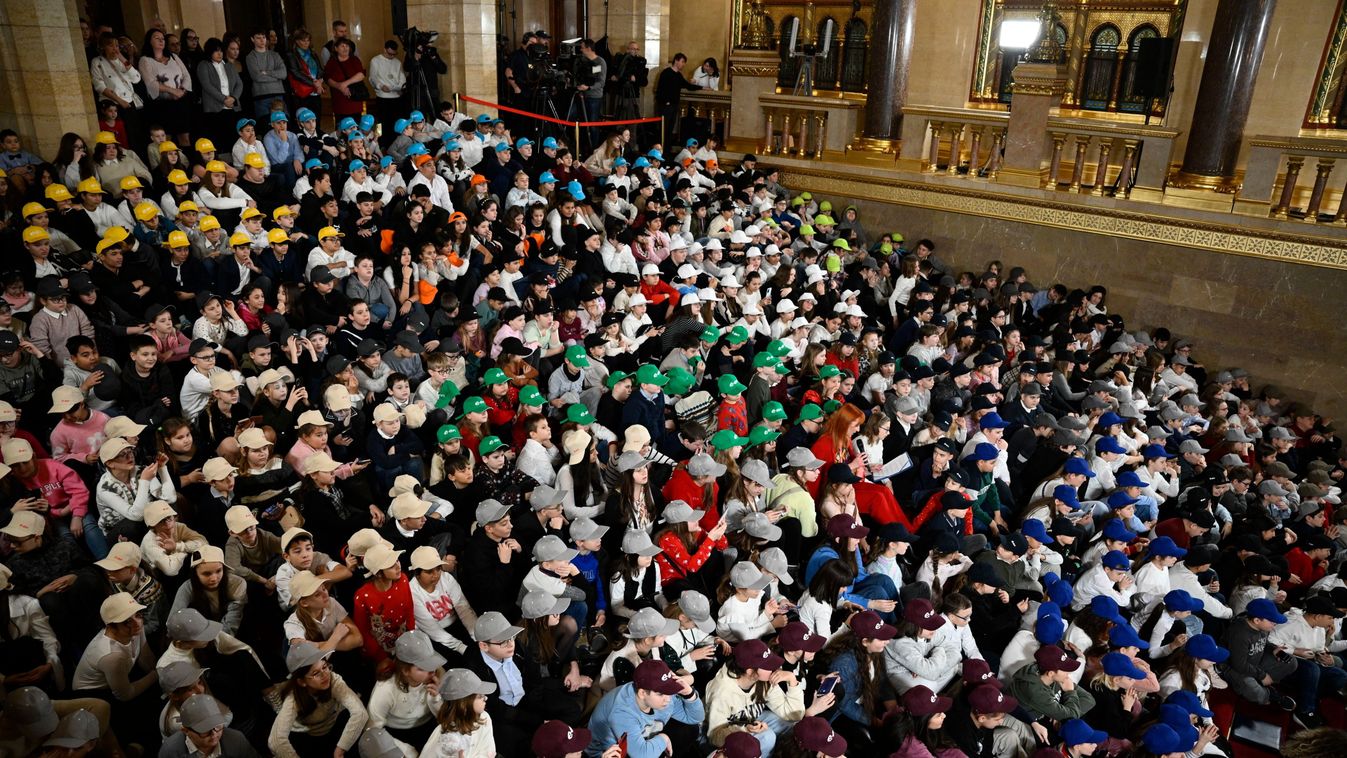 Nyolcszáz hátrányos helyzetű gyereket láttak vendégül a Parlamentben