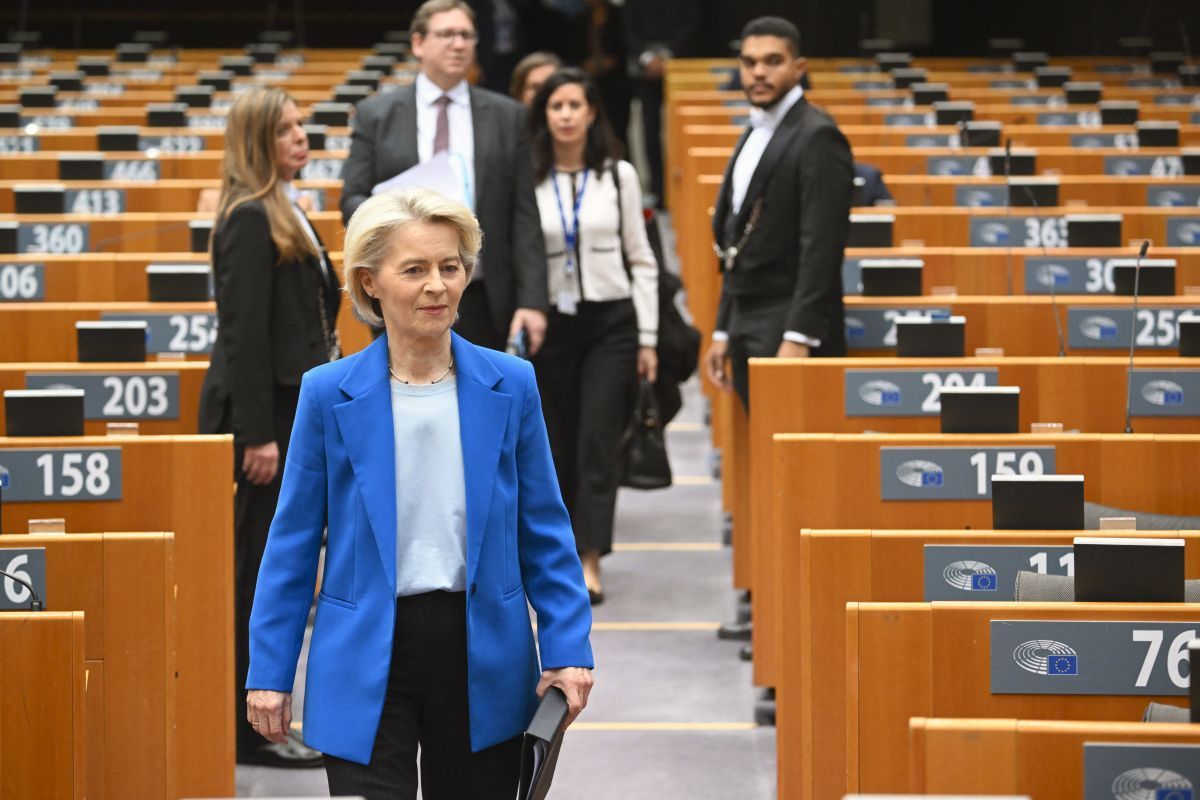 z Európai Parlament politikusai Ursula von der Leyennek, az Európai Bizottság elnökének is könyörögnek, hogy lépjen már fel Magyarország ellen