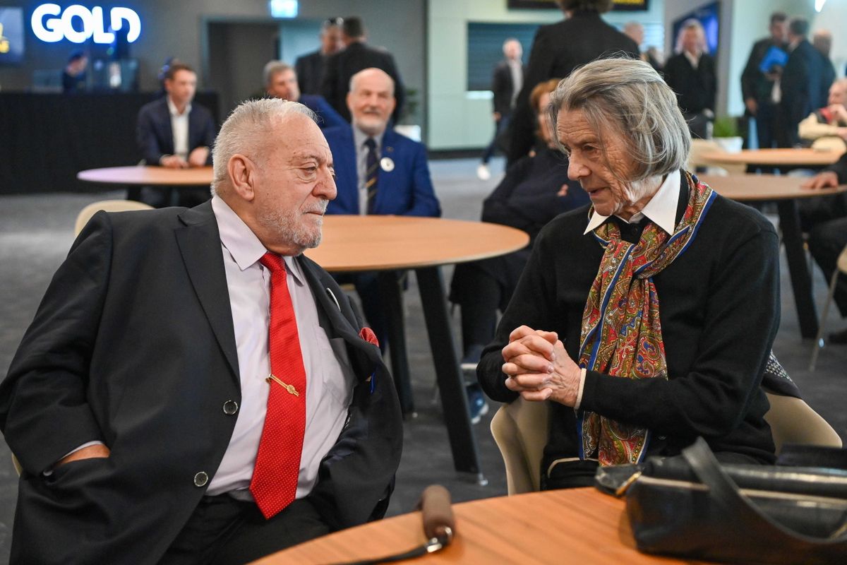 AJÁN Tamás; ERDÕDI Katalin MOB