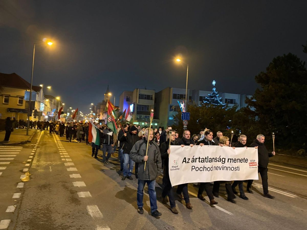 A Beneš-dekrétumok miatt szervezett demonstráción több százan vettek részt Dunaszerdahelyen.