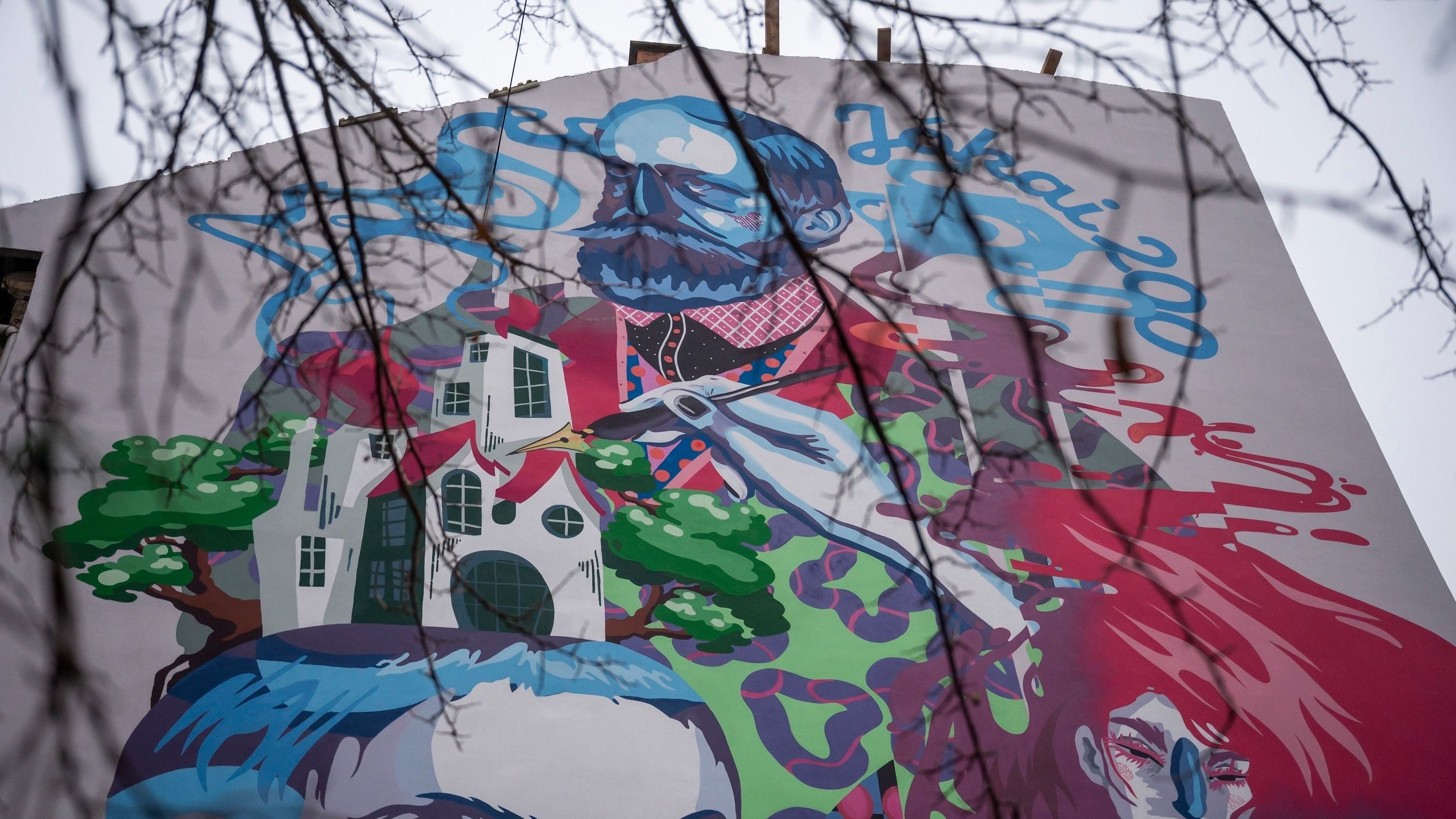 Jókai Mórt ábrázoló tűzfalfestés készült Budapesten