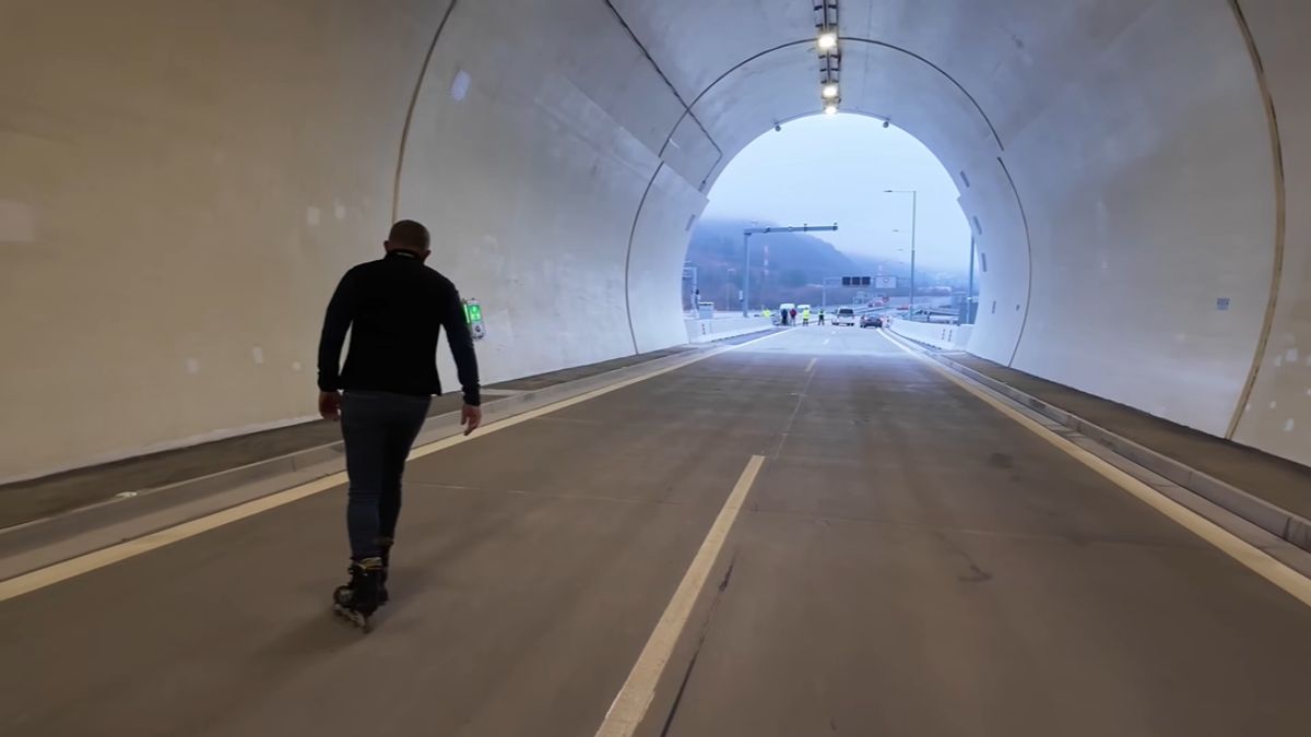 Robert Fico nem hétköznapi módon avatta fel Szlovákia legnagyobb infrastrukturális fejlesztését (VIDEÓ)