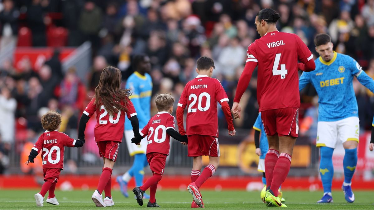 Szem nem marad szárazon: így ünnepelte az Anfield Diogo Jota gyermekeit Liverpoolban (VIDEÓ)