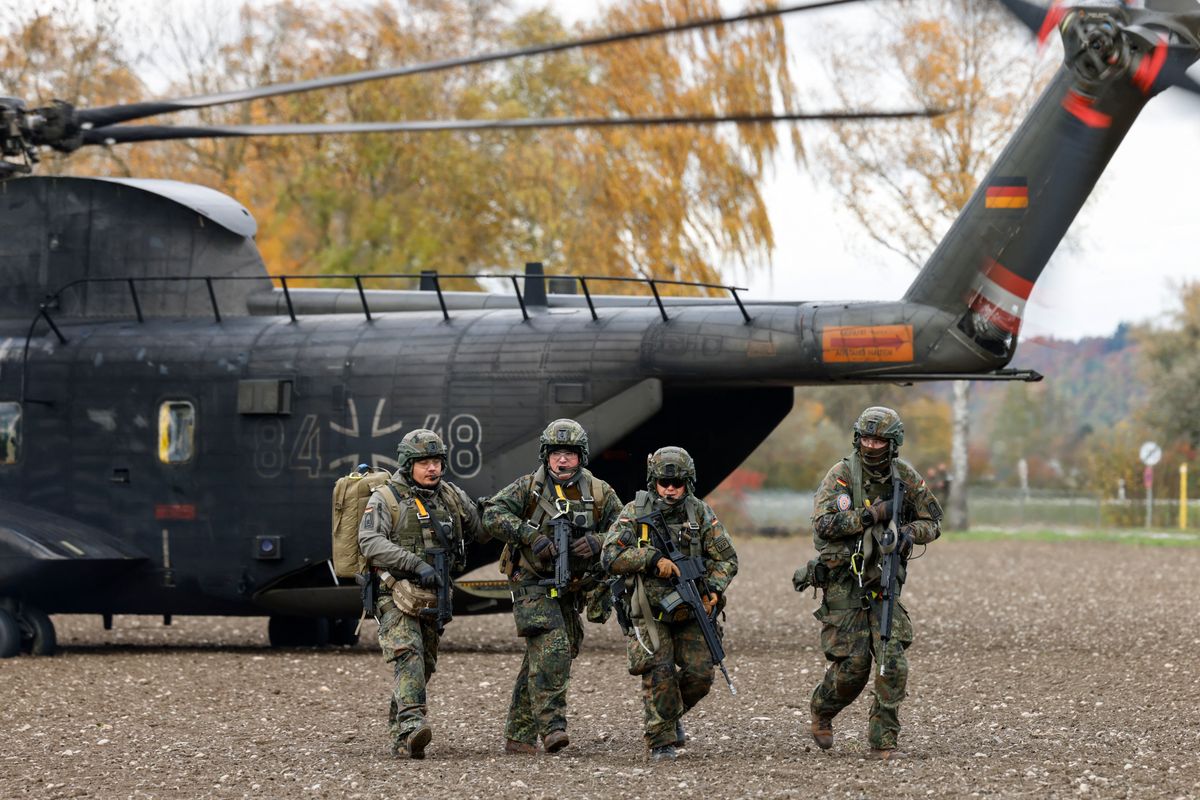 Zelenszkij a német tévében tagadta, hogy valaha is kérte volna német katonák bevetését, noha korábbi nyilatkozatai épp az ellenkezőjét sugallták.