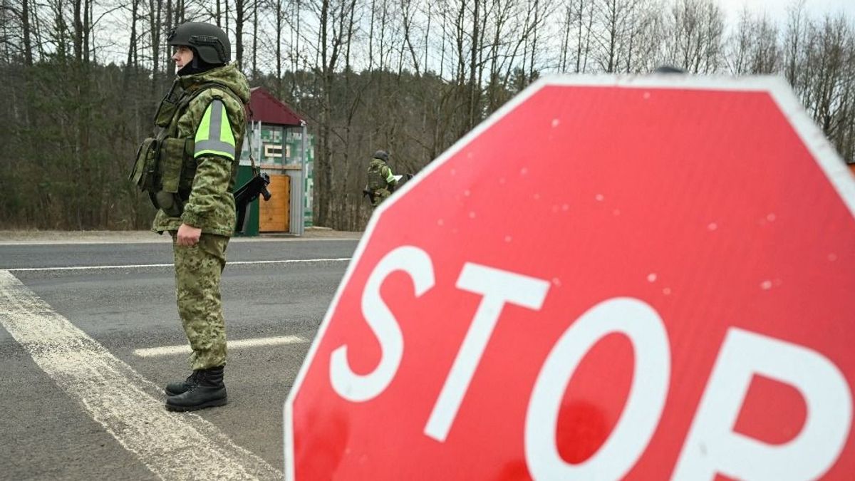 Tízezrével térnek haza az ukránok: megrohamozták a határokat