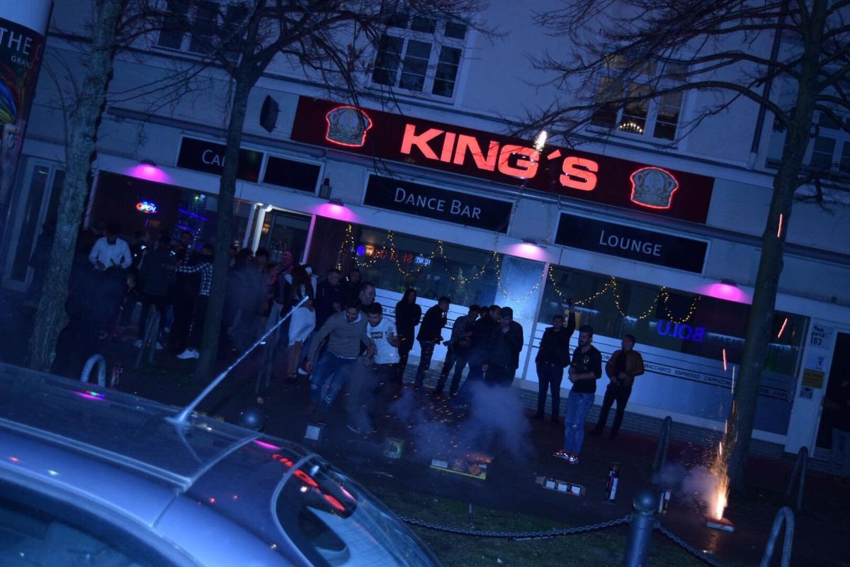 Durva támadás Berlinben: a King’s Lounge shisha bár tulajdonosa üveggel esett egy rendőrnek, négy rendőr megsérült a fegyverellenőrzés során.