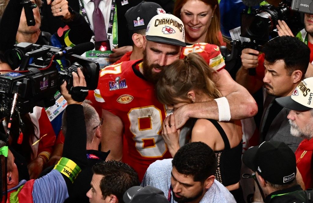 Travis Kelce és Taylor Swift a 2024-es Super Bowl-győzelem után (Fotó: Patrick T. Fallon/AFP)