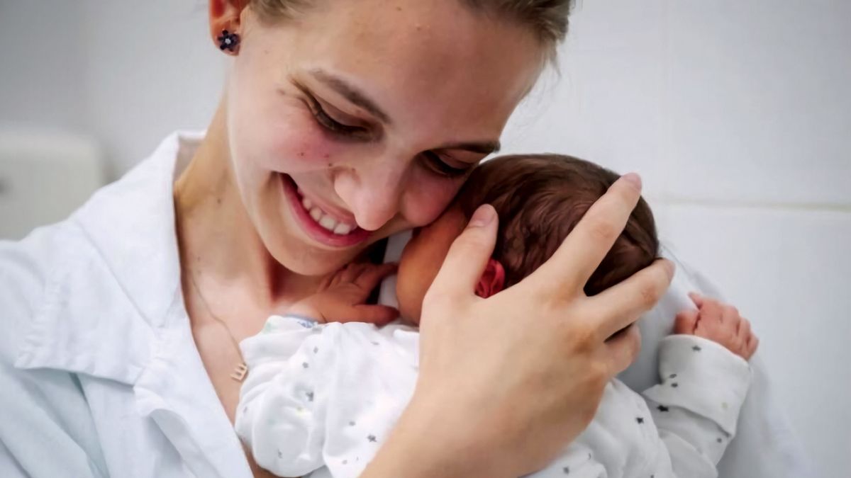 „Látja az angyalkáját” – Szívszorító történetek a magyar kórházak mélyéről, ahol elhagyott babák várják a csodát