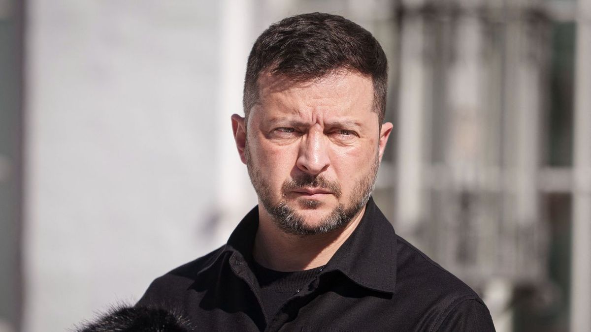 Egy bábot ültetnek egy ország élére, és onnan a háború tönkretesz mindent