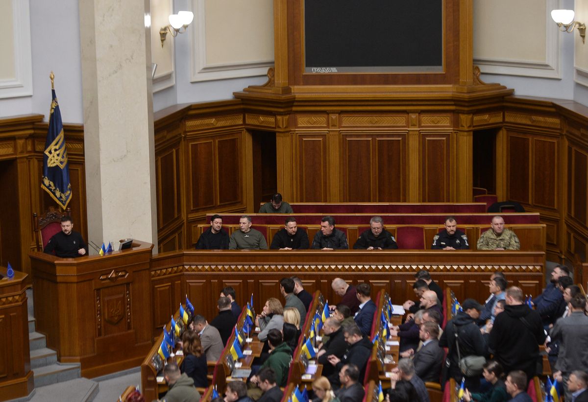 Zelenszkij támogatottsága történelmi mélypontra esett, az ukrán társadalom látványosan elfordul tőle. A friss felmérések drámai politikai átrendeződést jeleznek.