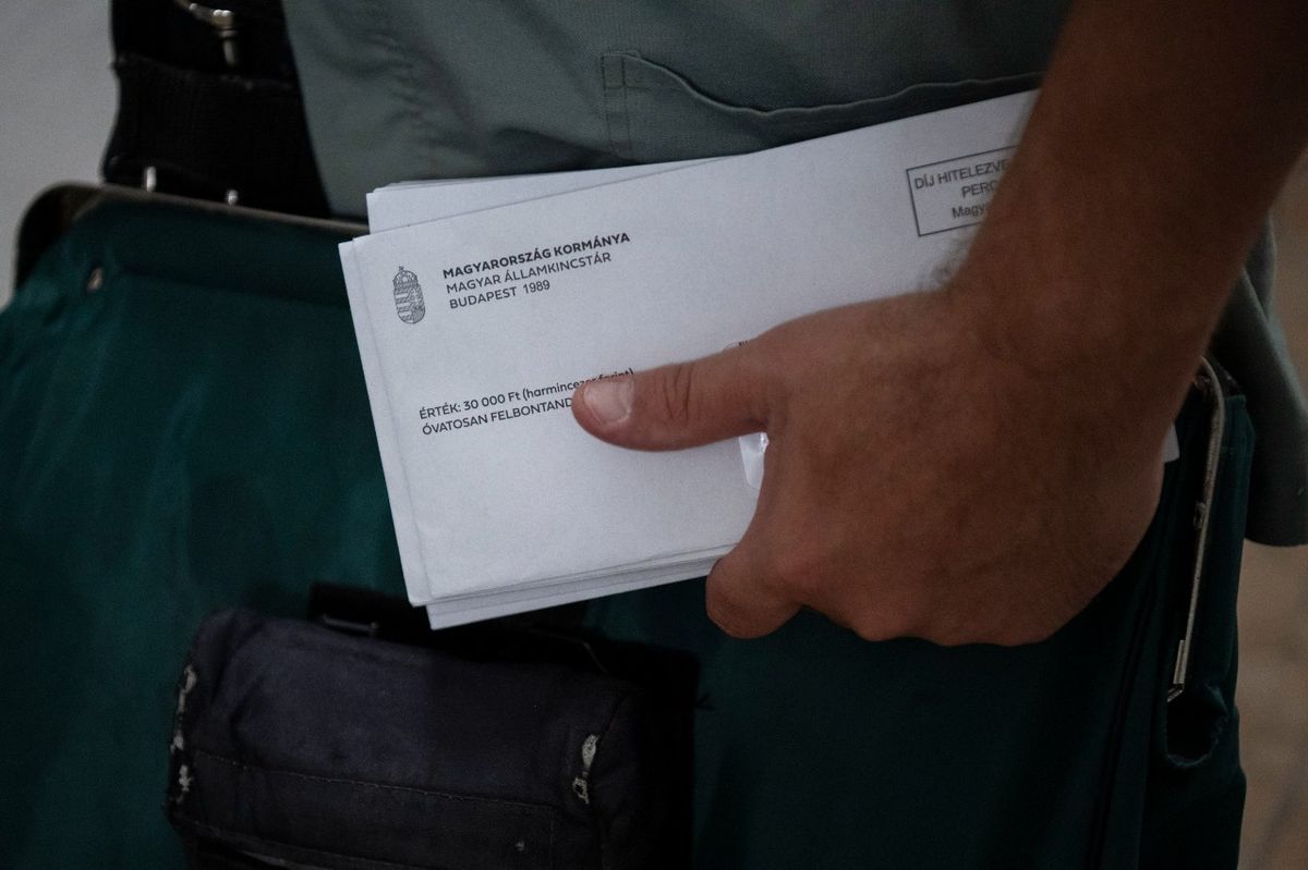 Budapest, 2025. szeptember 1.  A Magyar Posta munkatársa kézbesíti a 30 ezer forintos élelmiszer-utalványt a fővárosban, a XIII. kerületi Gidófalvy Lajos utca egyik társasházában 2025. szeptember 1-jén. A postások szeptember 1-je és október 15-e között kézbesítik az utalványokat, melyeket december 31-ig lehet felhasználni hideg élelmiszer vásárlására. Az utalványra jogosultak a nyugdíjasok és más nyugdíjszerű ellátásban részesülők.  MTI/Bodnár Boglárka