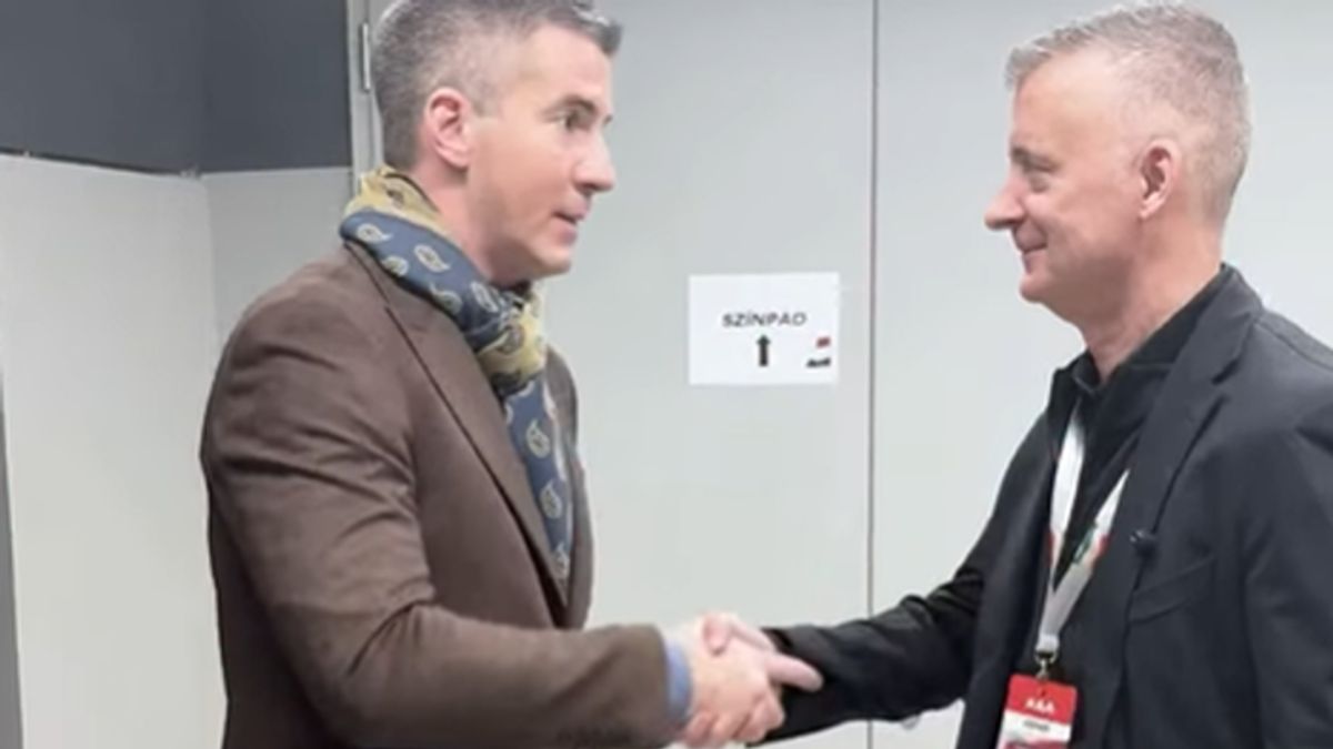 Szokatlan ajándékkal lepte meg Kubatov Gábort a Fidesz frakcióvezetője (VIDEÓ)