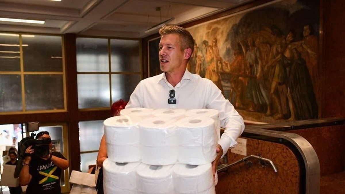 Messiásúr kinyilatkoztat éjféltől