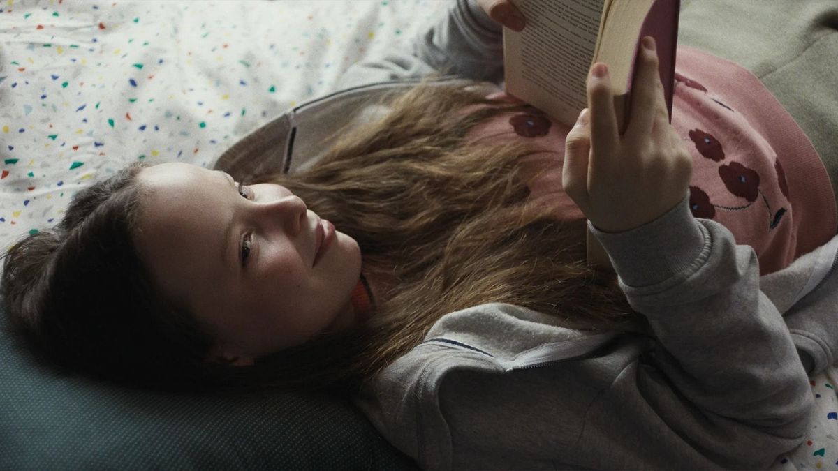 Liberális képmutatás és humorba hajló kínos helyzetek – 5 kiváló film 2025-ből, amire a kutya sem volt kíváncsi